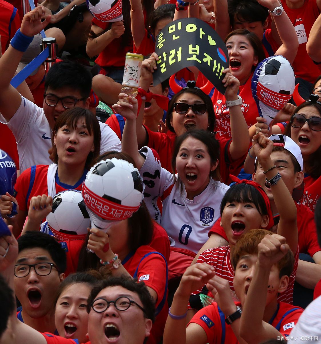 足球盛宴燃情开启，球迷狂热呐喊(足球盛宴燃情开启,球迷狂热呐喊是哪一集)